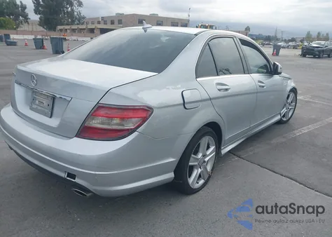 2009 Mercedes-Benz C 300 Luxury/Sport из США, поврежденный, VIN WDDGF54X29R063942